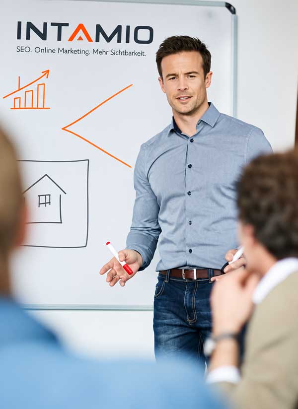SEO Manager hält-eine Schulung über Themenwelten vor Immobilienmaklern
